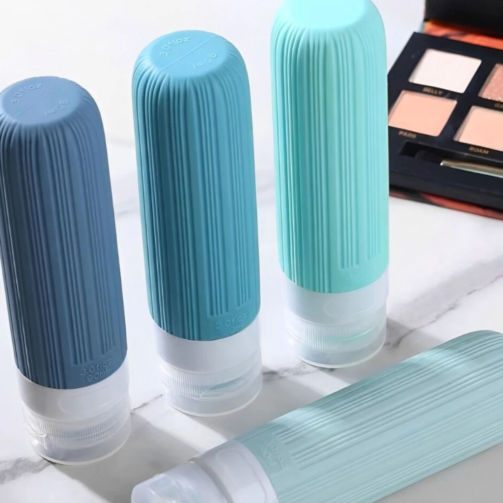 Set X 4 Botellas Siliconadas De Viaje Liso Celeste - 90 Ml - Imagen 2